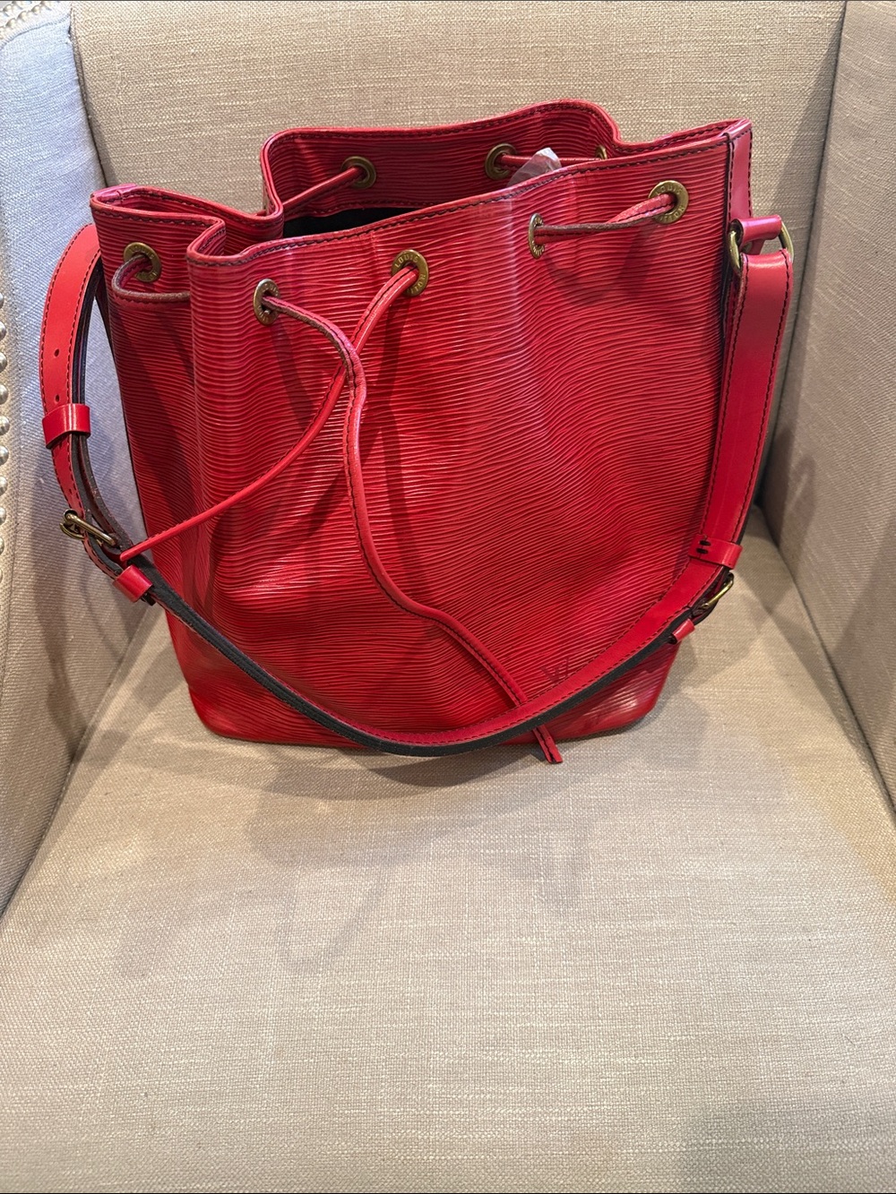 Louis Vuitton Epi Petit Noé Castilian Red Bucket Bag w/ Dust Bag - Picture 3 of 16